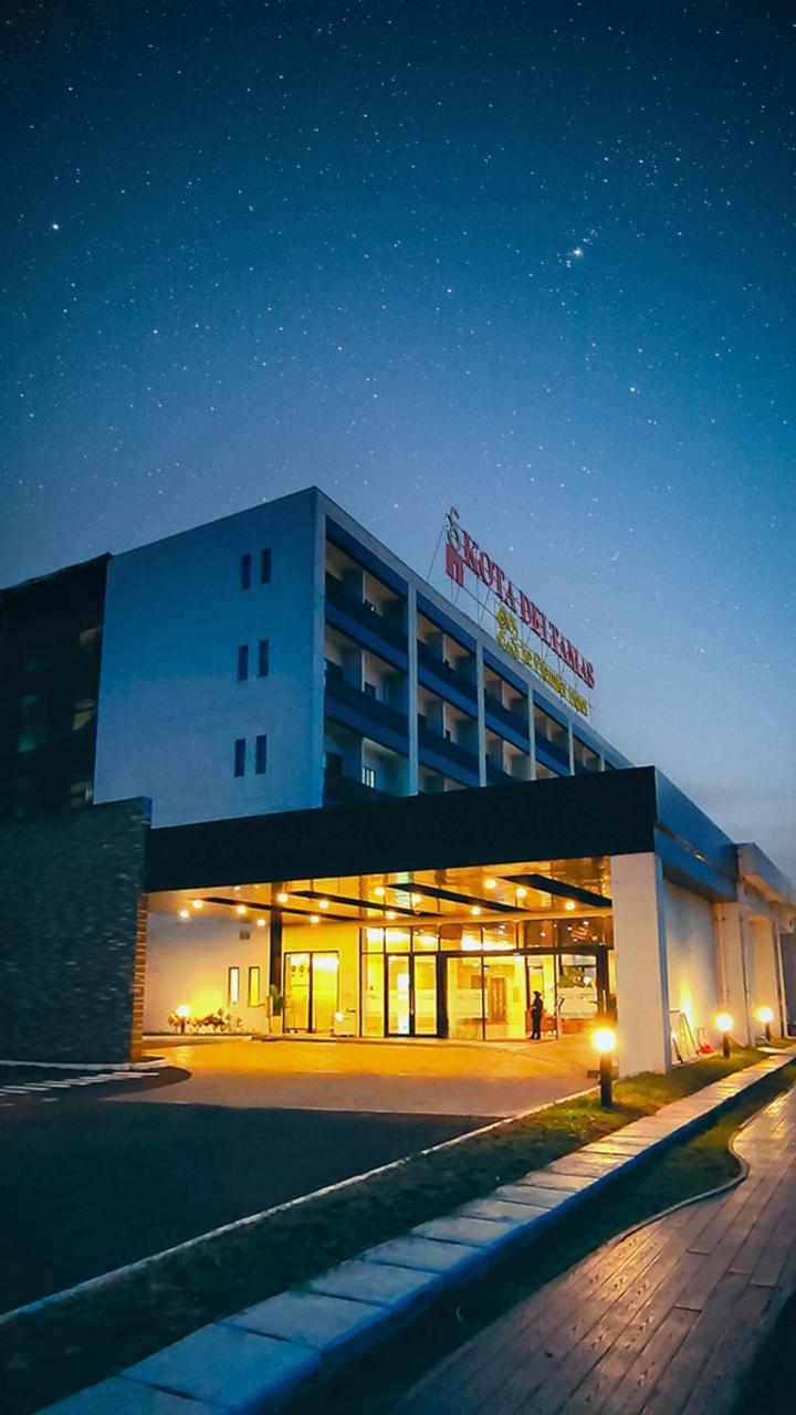 Hotel Le Premier Deltamas 4*